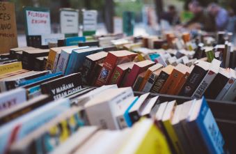 Livros por R$15: Shopping promove feira com preço único e diversidade de gêneros literários