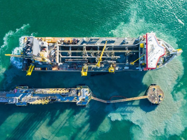 Com mais de 30 mil toneladas, embarcação que participou de importantes obras de infraestrutura no país chega à Bahia