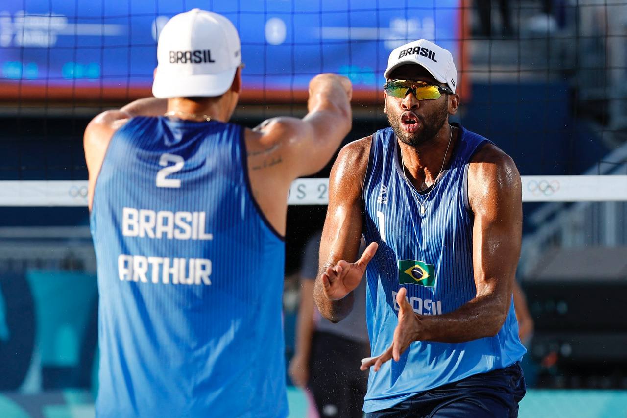 Vôlei de praia: Arthur e Evandro avançam para as oitavas em Paris