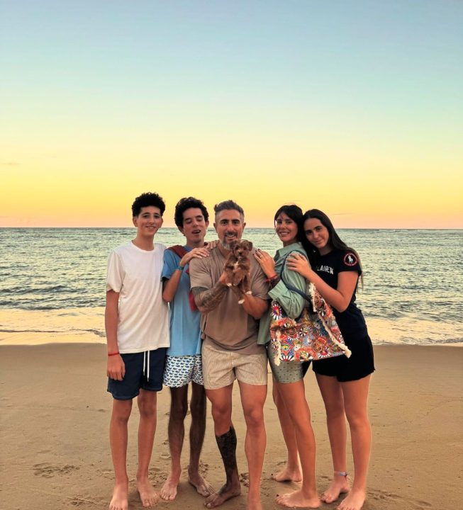 Marcos Mion curte férias com a família no sul da Bahia; veja fotos