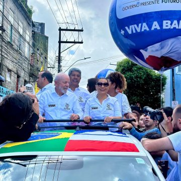 Presidente Lula participa de cortejo em homenagem ao Dois de Julho em Salvador; veja vídeo