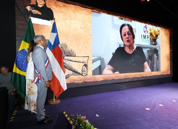 Maria da Penha é homenageada com a Medalha da Ordem 2 de Julho pelo Governo da Bahia