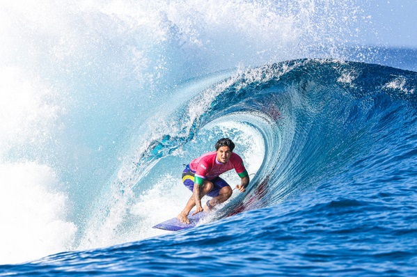 Gabriel Medina brilha em Teahupoo e chega às quartas de final no surfe