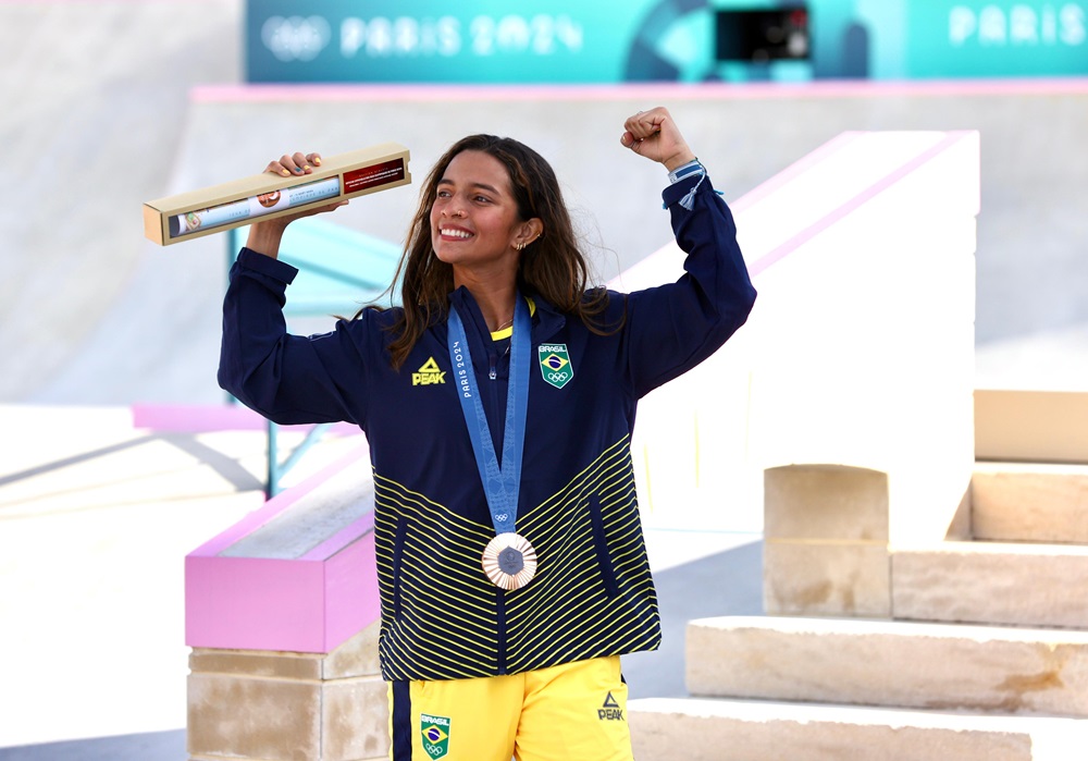 Rayssa Leal mostra medalha de bronze e agradece à torcida brasileira: ‘Juntos somos gigantes’