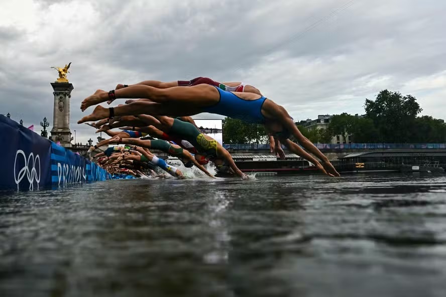 Triatlo é realizado em Paris, após queda da poluição do Rio Sena; brasileiro faz história