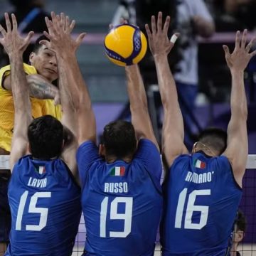 Brasil perde para a Itália na estreia do vôlei masculino; seleção volta à quadra na próxima quarta (31)