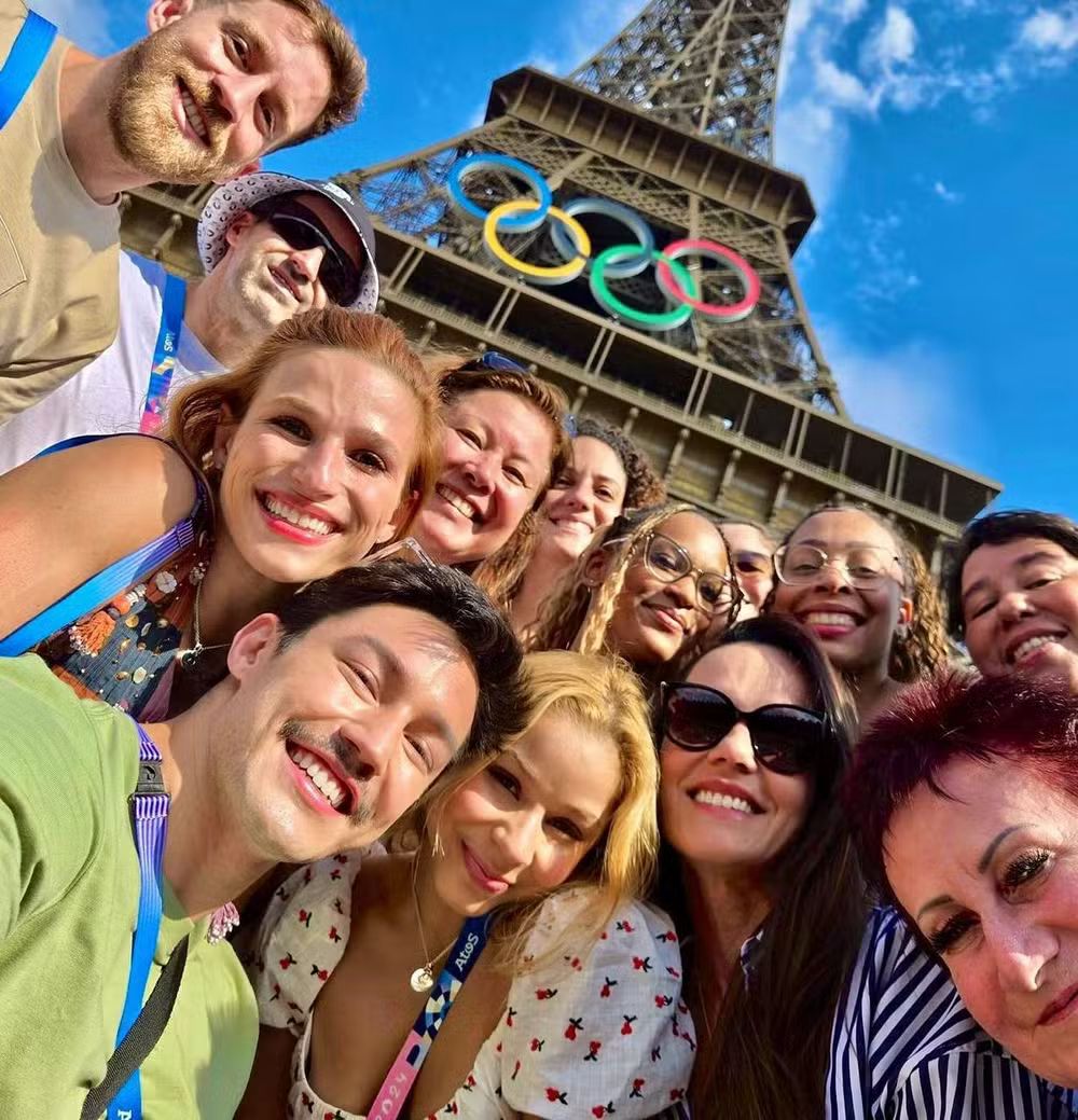 Ginastas e equipe brasileiros se reúnem para selfie com a Torre Eiffel: ‘É o Brasil do Brasil’