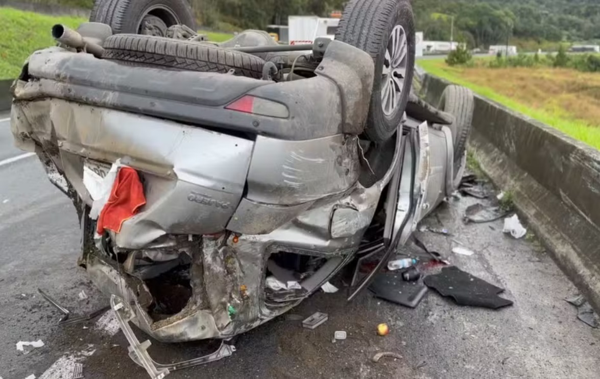 Dunga e esposa sofrem acidente de carro em estrada; carro ficou destruído