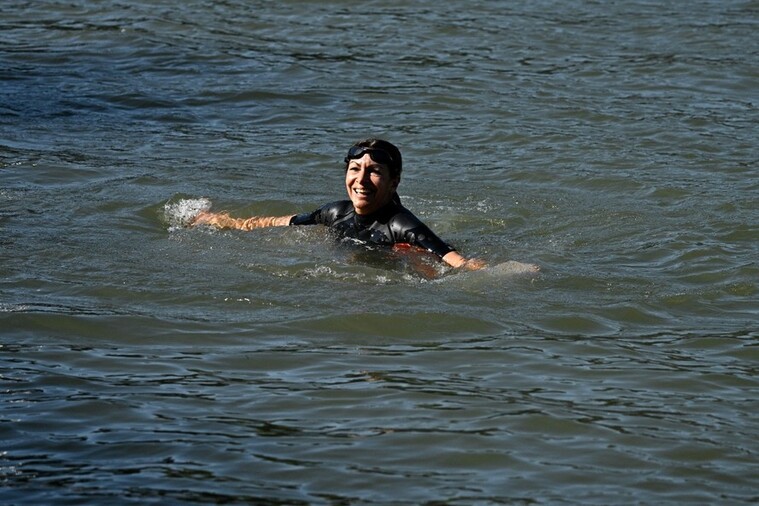 Em contagem regressiva para as Olimpíadas, prefeita de Paris mergulha no Rio Sena: “Dia de sonho”