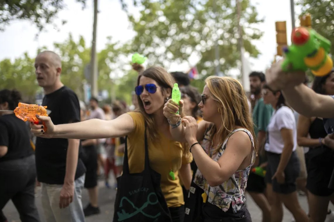 Manifestantes disparam pistolas d’água contra turistas em Barcelona