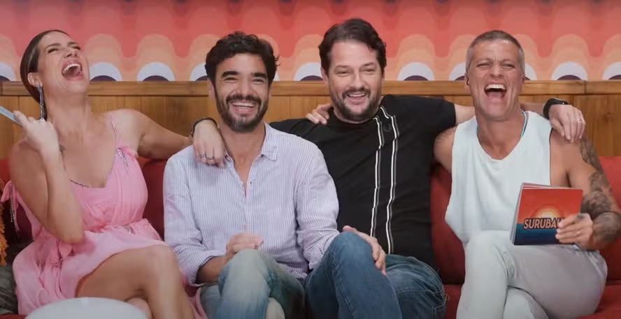 Caio Blat, Marcelo Serrado e Bruno Gagliasso dão beijo triplo em programa