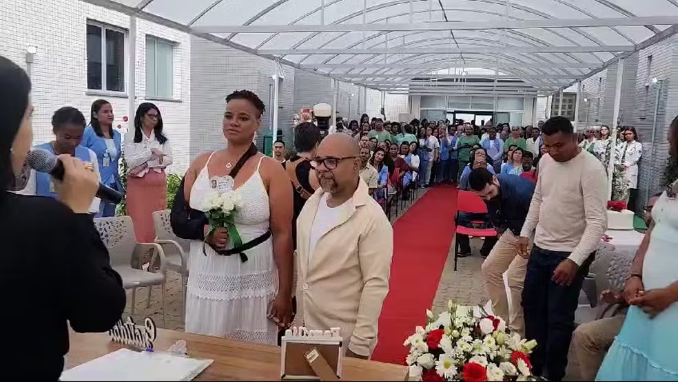 Noivo sofre infarto dias antes do casamento e casal decide formalizar união dentro de hospital em Salvador. Veja vídeo