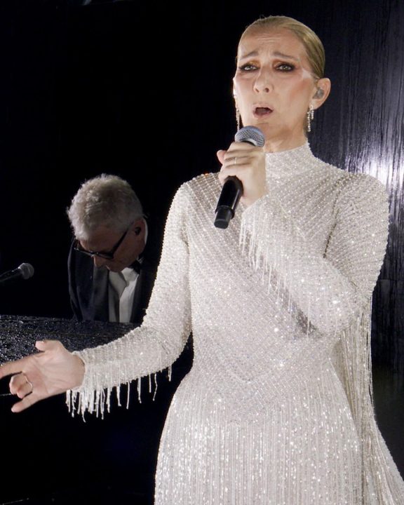 Vestido de Céline Dion para abertura da Olimpíada de Paris levou 1.000 horas para ficar pronto