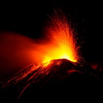 Monte Etna: vulcão mais ativo da Europa entra em erupção