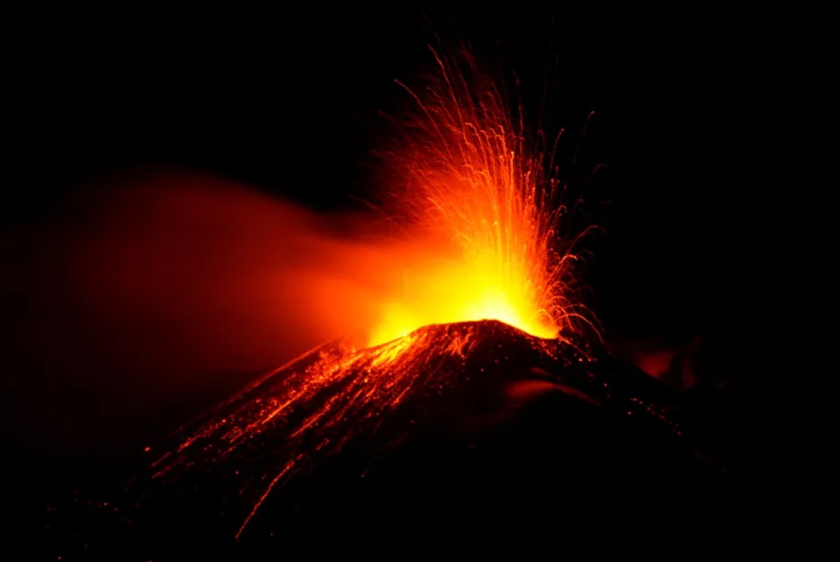 Monte Etna: vulcão mais ativo da Europa entra em erupção