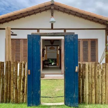 Casa na Bahia é destaque em revista nacional por possuir interiores espaçosos camuflados em fachada discreta
