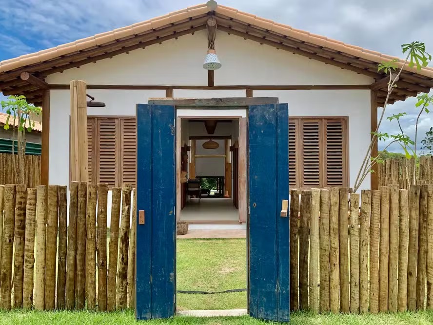 Casa na Bahia é destaque em revista nacional por possuir interiores espaçosos camuflados em fachada discreta