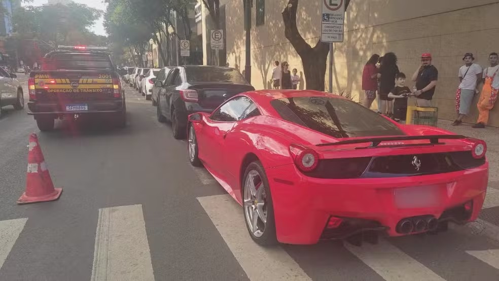 Ferrari é guinchada após motorista estacionar em cima da faixa de pedestre em Maringá