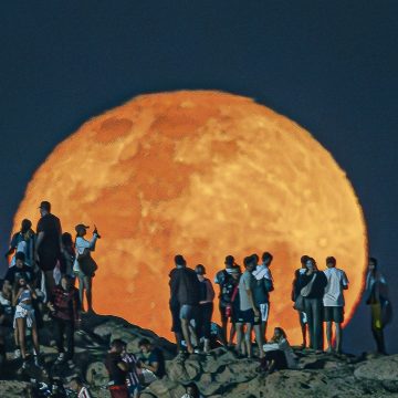Foto de lua cheia grandiosa encanta e viraliza entre cariocas