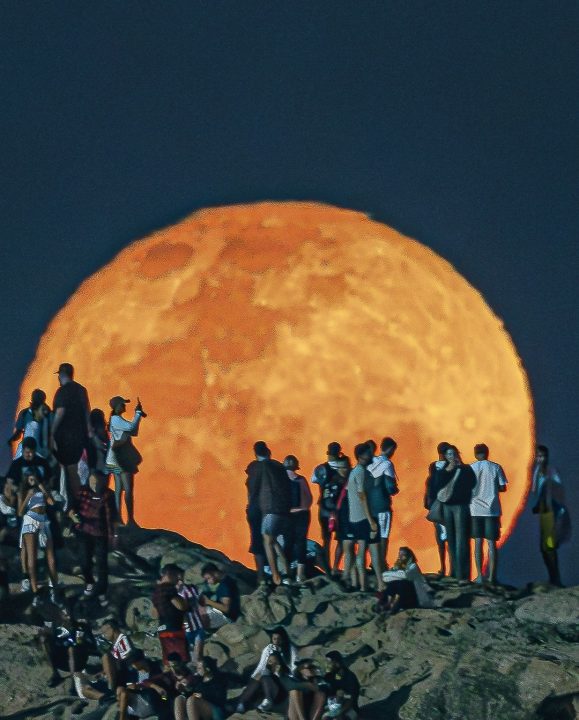 Foto de lua cheia grandiosa encanta e viraliza entre cariocas