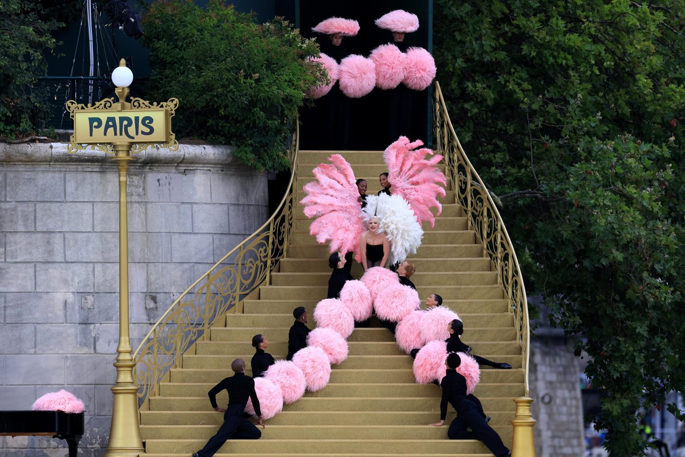 Lady Gaga homenageia Zizi Jeanmaire na abertura dos Jogos Olímpicos de Paris