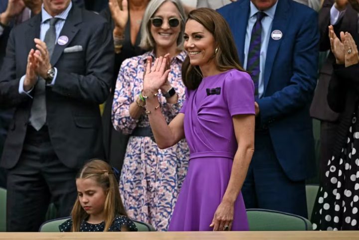 Kate Middleton e princesa Charlotte são recebidas com aplausos em Wimbledon