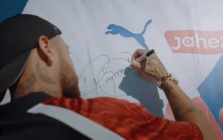 Camisas autografadas por Neymar durante visita a loja do Al-Hilal são vendidas por até R$ 8 mil