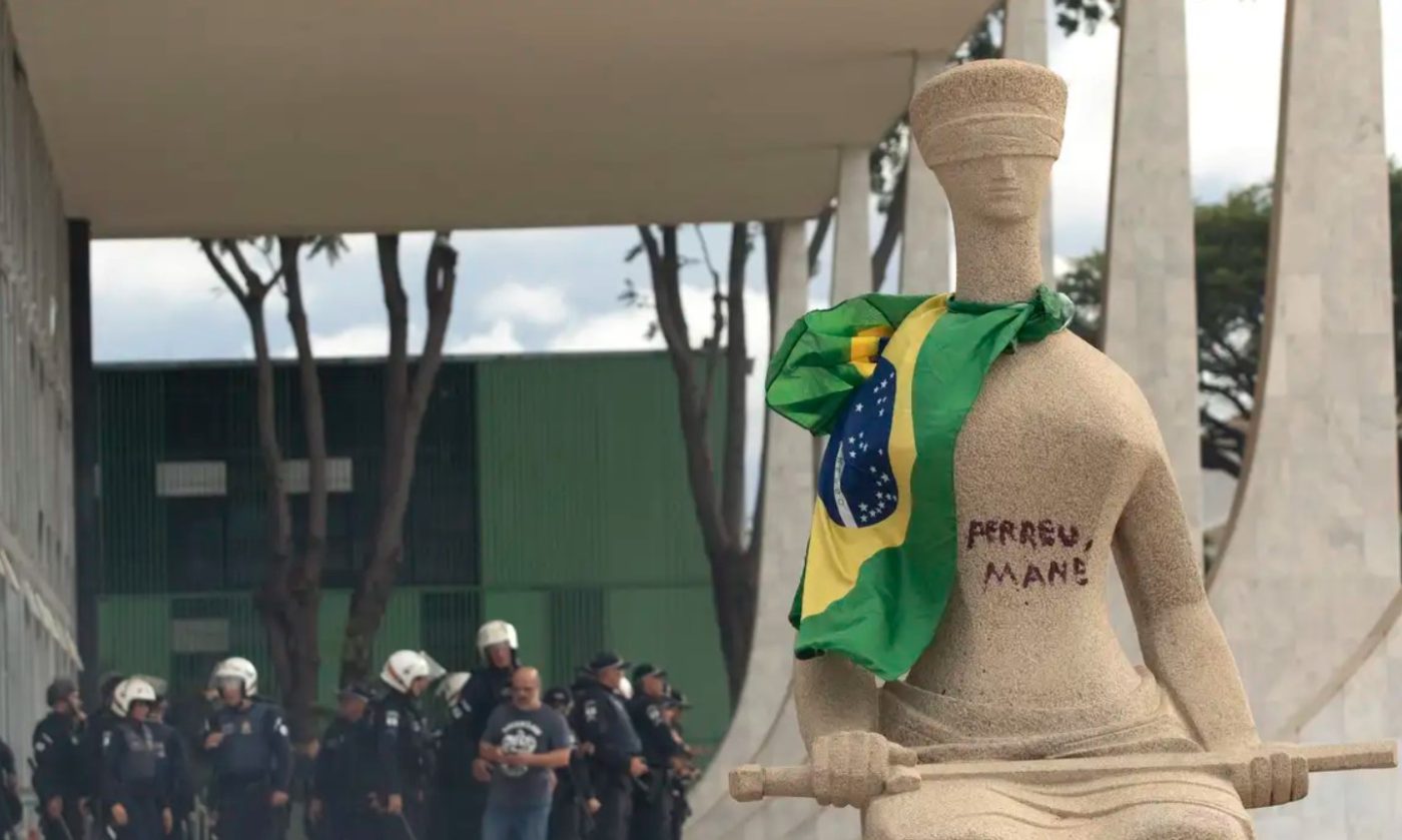 PGR denuncia mulher que escreveu ‘Perdeu, mané’ em estátua no STF