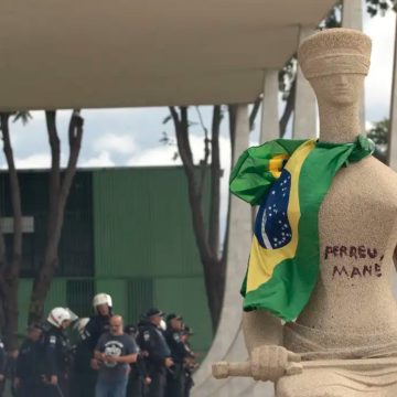 PGR denuncia mulher que escreveu ‘Perdeu, mané’ em estátua no STF