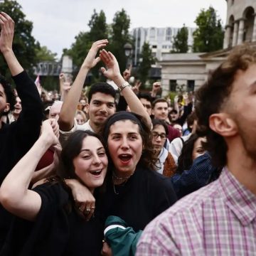 Lideranças parlamentares comemoram vitória da esquerda na França