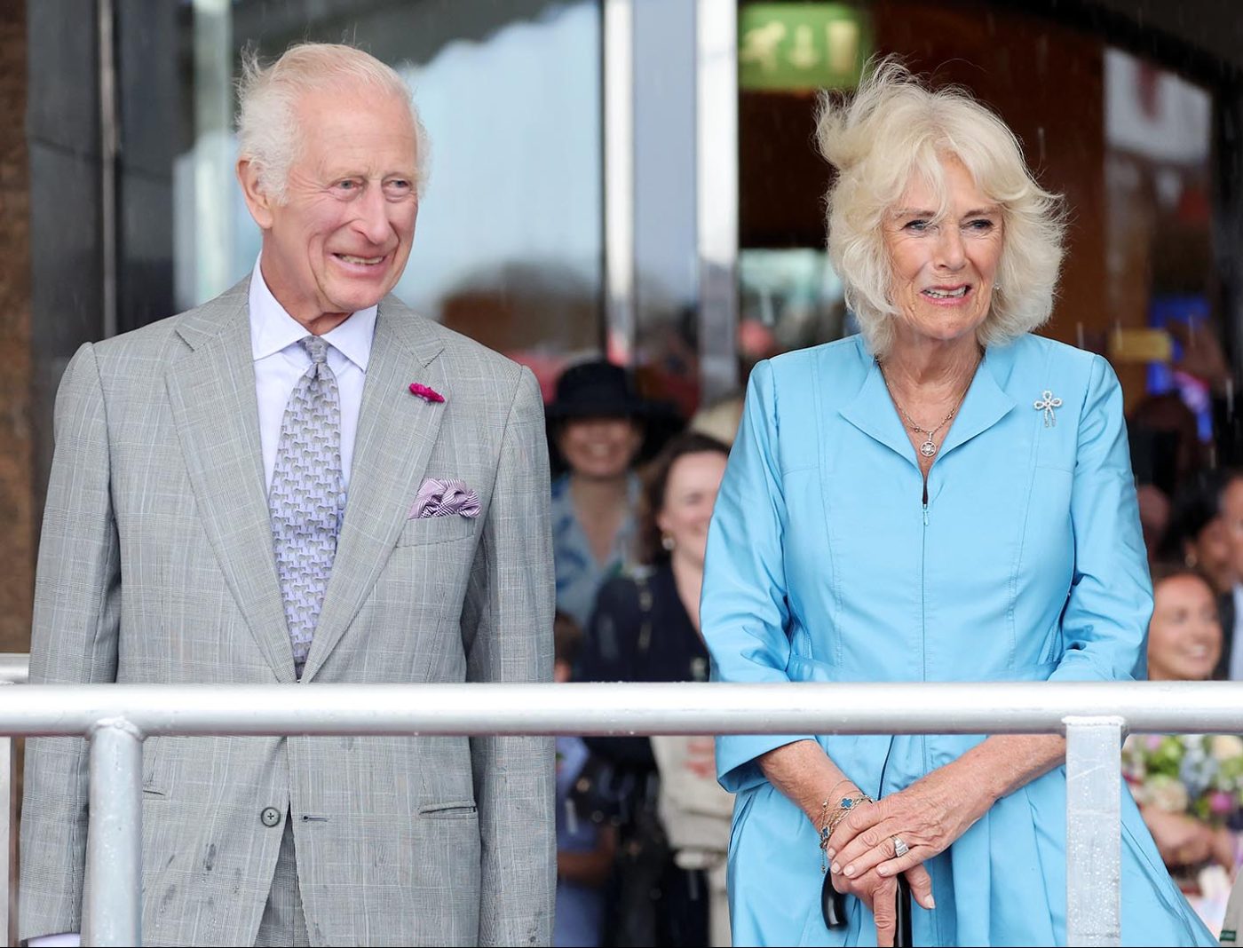 Rei Charles III e rainha Camilla são retirados às pressas de evento após alerta de segurança