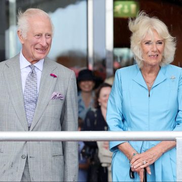 Rei Charles III e rainha Camilla são retirados às pressas de evento após alerta de segurança