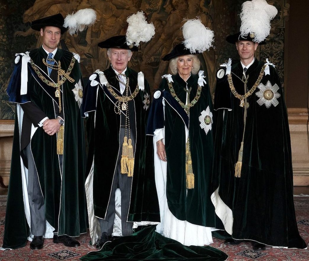Rei Charles III com príncipe William e rainha Camilla em nova foto oficial