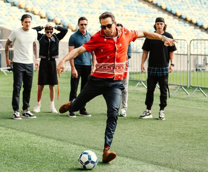 Ao lado de Hugh Jackman, Ryan Reynolds faz gol no Maracanã