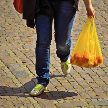 Codecon inicia fiscalização de sacolas recicláveis em Salvador após vigência da nova lei