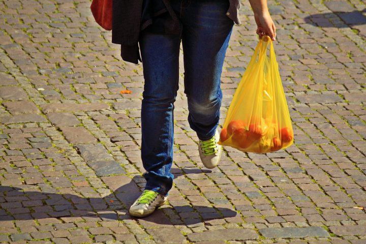 Codecon inicia fiscalização de sacolas recicláveis em Salvador após vigência da nova lei