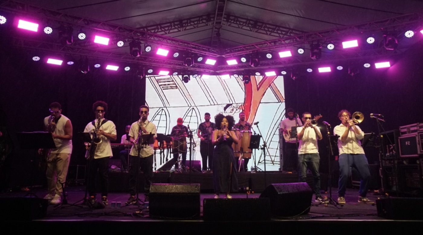 Conheça a orquestra baiana de cumbia que reúne músicos de diversos países