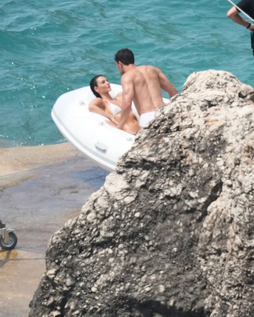 Theo James grava comercial em Capri ao lado da namorada de Leonardo Di Caprio; veja fotos