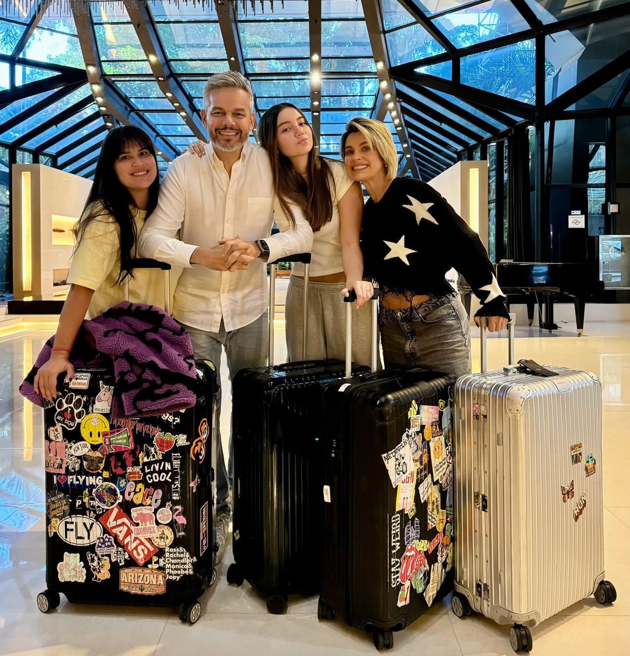 Otaviano Costa embarca com a família em SP após ser submetido a cirurgia e receber alta: “Voltando para casa”