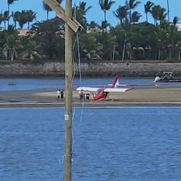 Avião faz pouso forçado em foz de rio em Porto Seguro; veja imagens