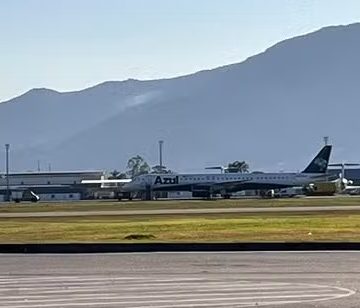 Avião sofre danos em pouso e pista de aeroporto em Florianópolis é fechada; entenda