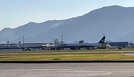 Avião sofre danos em pouso e pista de aeroporto em Florianópolis é fechada; entenda