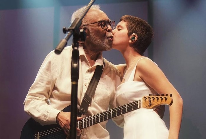 Gilberto Gil ouve primeiro single de neta e se emociona: ‘gostei muito, minha netinha’; veja vídeo