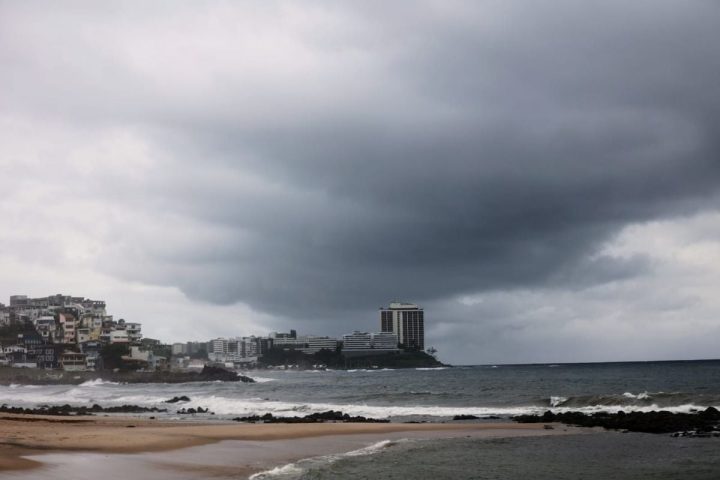 Marinha mantém bandeira vermelha de navegação no litoral baiano