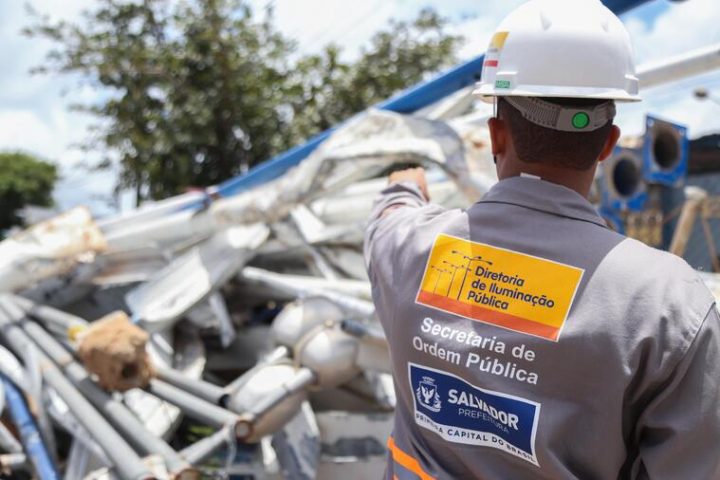 Salvador registra aumento de 33% no número de substituições de postes danificados por acidentes de trânsito