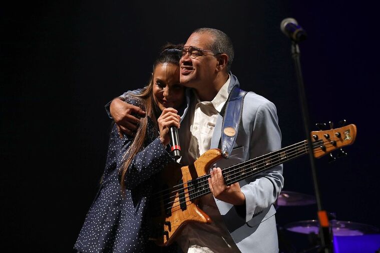 Ivete Sangalo aparece de surpresa em show de Luciano Calazans na Sala do Coro do TCA: “Amigo querido”