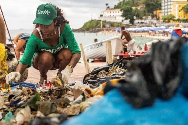 Ação de limpeza e sensibilização acontece em praia de Salvador neste fim de semana; saiba como participar