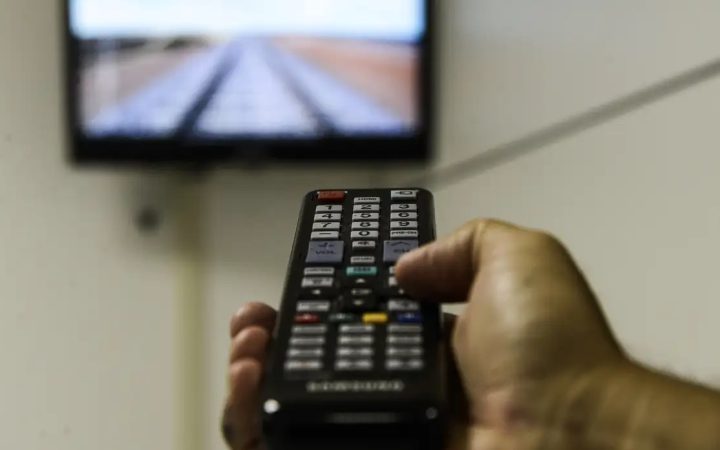 Presença de TV diminui e 42,1% dos lares com televisão têm streaming