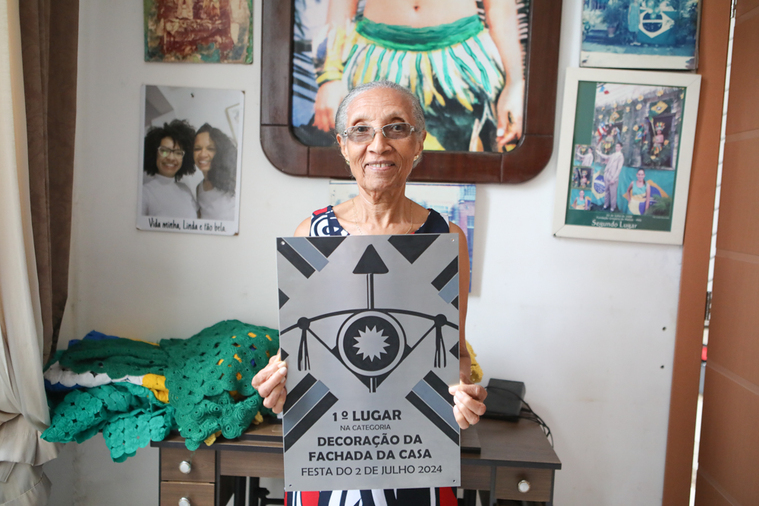 Moradora do Santo Antônio Além do Carmo honra tradição e vence concurso de fachadas decoradas do Dois de Julho