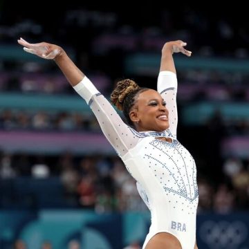 Rebeca Andrade ganha prata no salto e chega à sua terceira medalha na Olimpíada de Paris